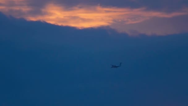 Síkban repül a naplemente a város felett - Felvétel, videó