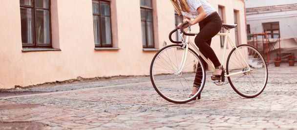 lány lovaglás szép vintage kerékpár - Fotó, kép