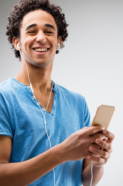 joven feliz sosteniendo un teléfono inteligente
 - Foto, imagen