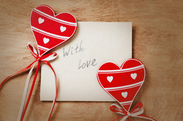 Kortti Viesti Rakkaudella Kirjeessä ja puinen punainen sydämet
  - Valokuva, kuva