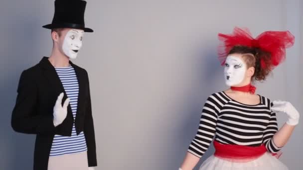 Male mime sharing secret with surprised female mime - Footage, Video