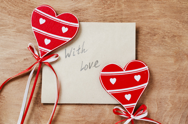 Karta zpráva s láskou v dopise a dřevěné červené srdce  - Fotografie, Obrázek