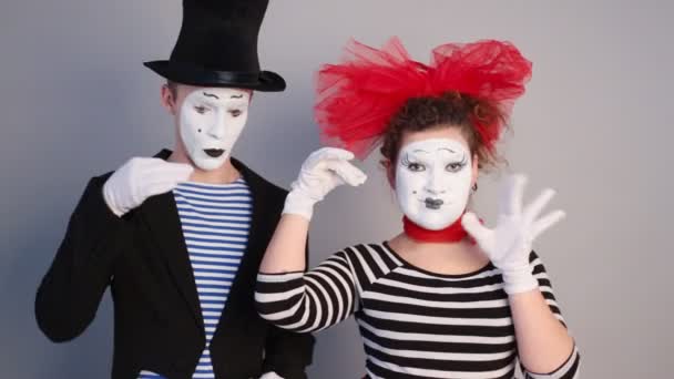 Female mime holding invisible a mask - Footage, Video