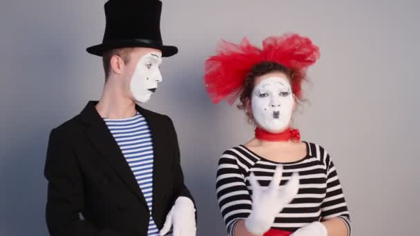 Ženské mime drží neviditelný maska - Záběry, video