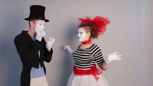 two funny mimes holding invisible heart - Footage, Video