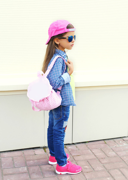 Fashion little girl child wearing a sunglasses, baseball cap and - Фото, изображение