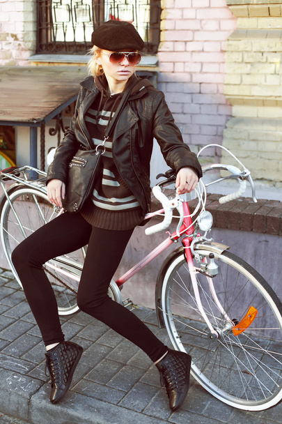 blonde woman posing with pink bicycle - 写真・画像