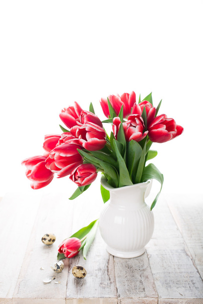 Csokor rózsaszín tulipánok a vázában a fehér háttér - Fotó, kép