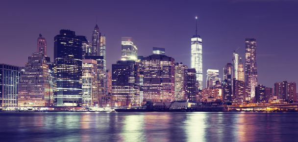 Vintage tónusú New York City éjszakai panoráma képet, Usa. - Fotó, kép