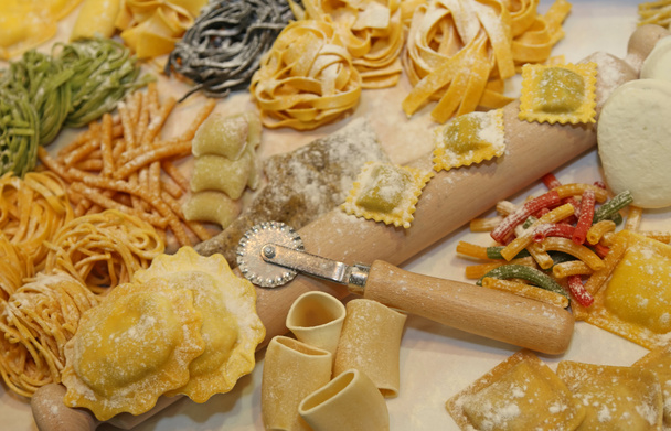 włoskie dania z makaronu wykonane w restauracji - Zdjęcie, obraz