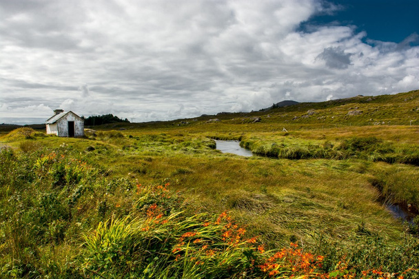 Remote Hut Under ath River Irlannissa
 - Valokuva, kuva