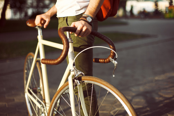 hipster style man posing with bicycle - Foto, imagen