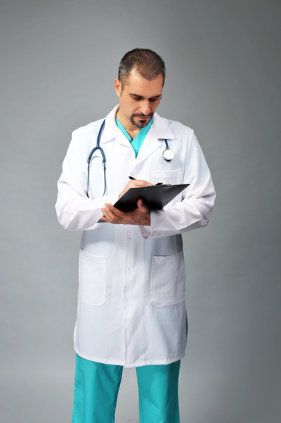 Médecin avec carte de prescription dans les mains
 - Photo, image