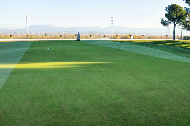 giocare a golf su un campo da golf
 - Foto, immagini