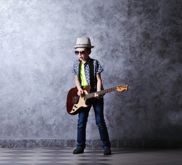 boy playing guitar  - Foto, Bild