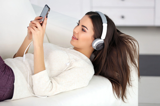 woman with headphones listening to music - Zdjęcie, obraz