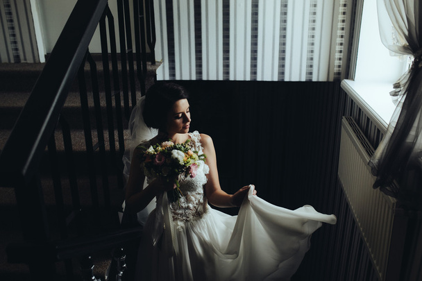 Bruid die zich voordeed op de kamer - Foto, afbeelding