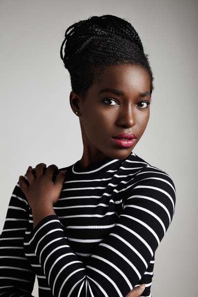 jeune femme noire avec des lèvres rouges
 - Photo, image