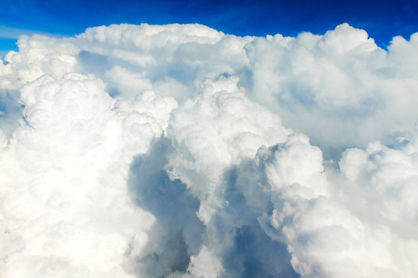 Wolken in de blauwe lucht - Foto, afbeelding