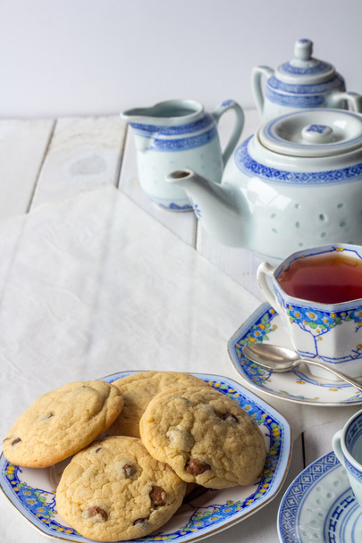 Świeżo upieczone ciasteczka i zestaw herbaty z kopia miejsce pionowe - Zdjęcie, obraz
