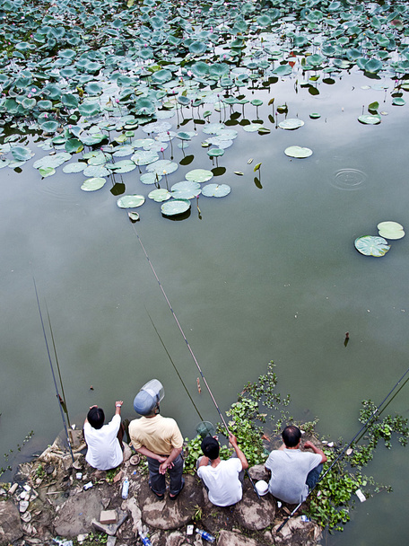 Certains hommes attendent que le poisson mord près d'une rivière au Vietnam, Hue
 - Photo, image
