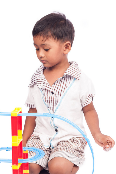 маленький хлопчик грає в іграшку на поїзді
 - Фото, зображення