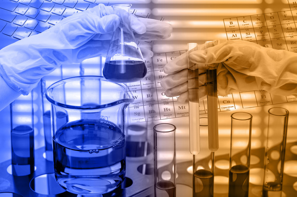 Chemisch laboratorium, Hand met de kolf buis en test - Foto, afbeelding