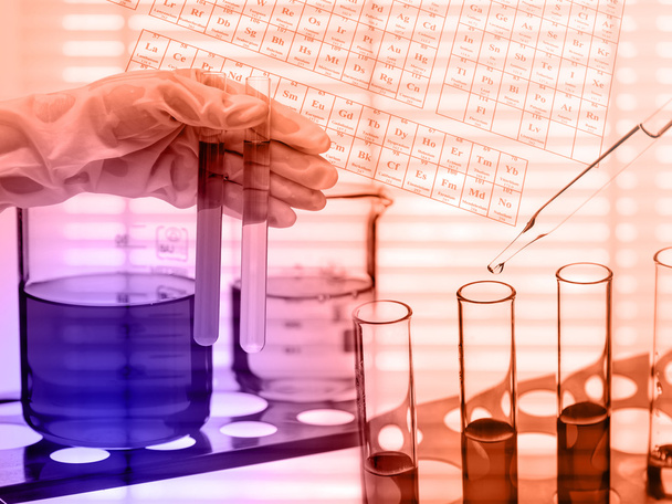 化学実験室、科学者への液体をドロップ テスト チューブ - 写真・画像