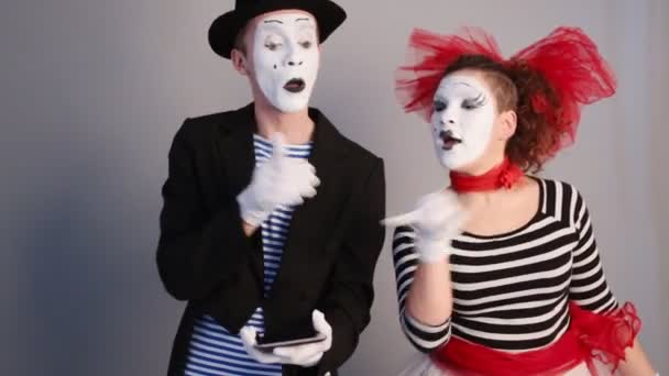 Mimes looking at tablet pc - Footage, Video