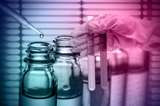 Хімічна лабораторія, вчений скинув реагент в тестовий фласт
 - Фото, зображення