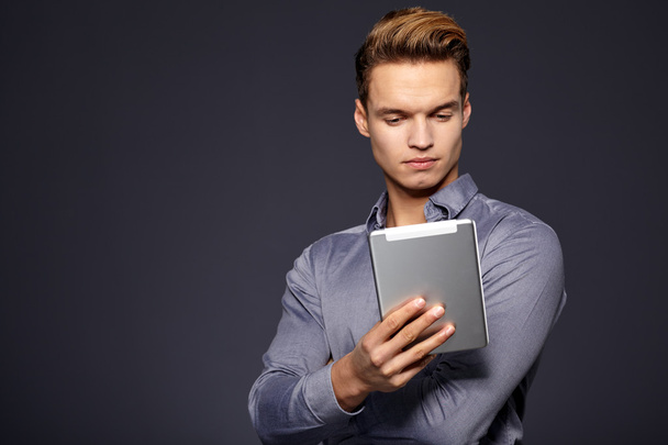 Young man with tablet - Zdjęcie, obraz