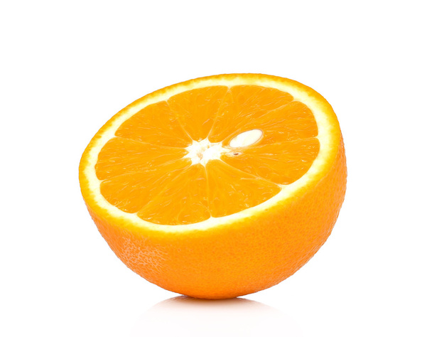 narancssárga gyümölcsöt fele fehér háttér - Fotó, kép