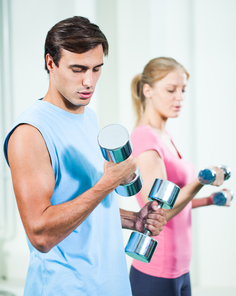 Fitness trénink v tělocvičně - Fotografie, Obrázek