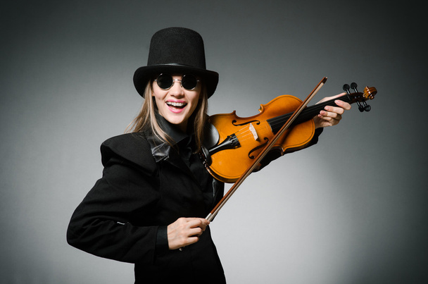 Жінка грає класичну скрипку в музичній концепції
 - Фото, зображення
