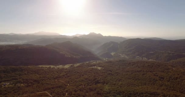 4K Aerial, Lento puiden, metsien ja kukkuloiden yli, Andalusia, Espanja
 - Materiaali, video