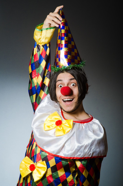 Смешной клоун на сером фоне
 - Фото, изображение