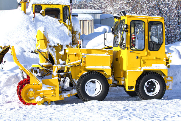 Sárga traktor hóeltakarítás - Fotó, kép