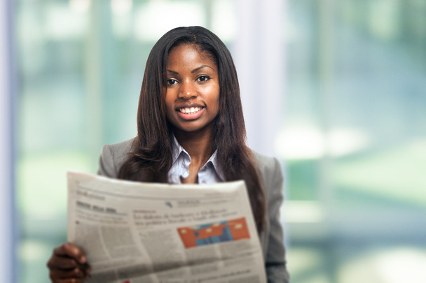 businesswoman reading a newspaper - Zdjęcie, obraz