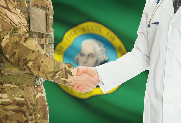 homme militaire en uniforme et le médecin se serrant la main avec nous drapeaux d'états sur fond - Washington - Photo, image