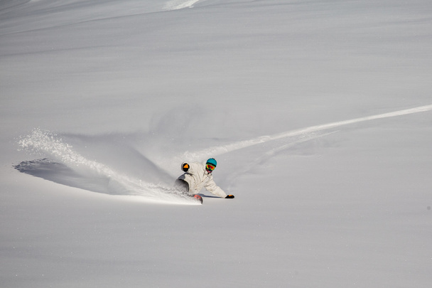 Hombre snowboard en la nieve
 - Foto, imagen