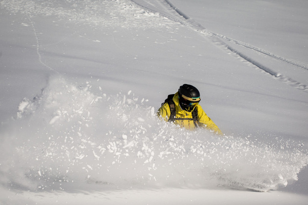 Чоловік катається на снігу
 - Фото, зображення