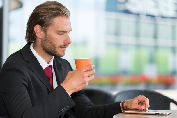 businessman drinking a cup of coffee - Фото, изображение
