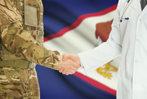 homme militaire en uniforme et le médecin se serrant la main avec le drapeau national sur le fond - Samoa américain - Photo, image