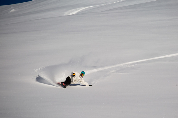 Hombre snowboard en la nieve en las montañas
 - Foto, Imagen