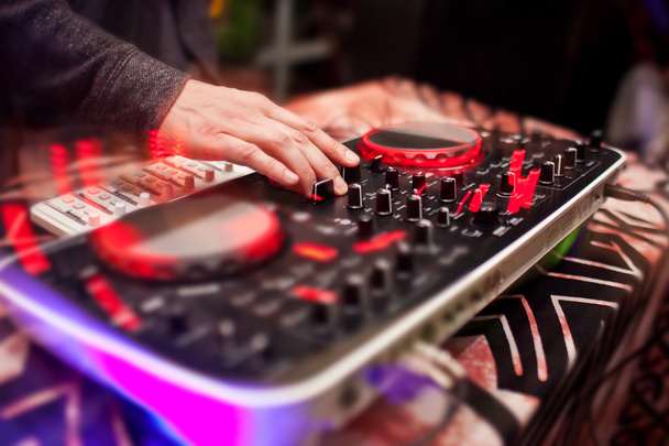 DJ mischt Musik am Mischpult im Nachtclub - Foto, Bild
