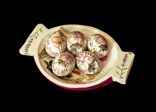 Декоративная деревянная чаша с окрашенными пасхальными яйцами
 - Фото, изображение
