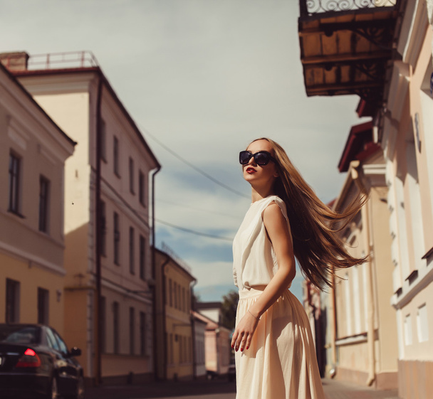 güneş gözlüklü sarışın kız - Fotoğraf, Görsel