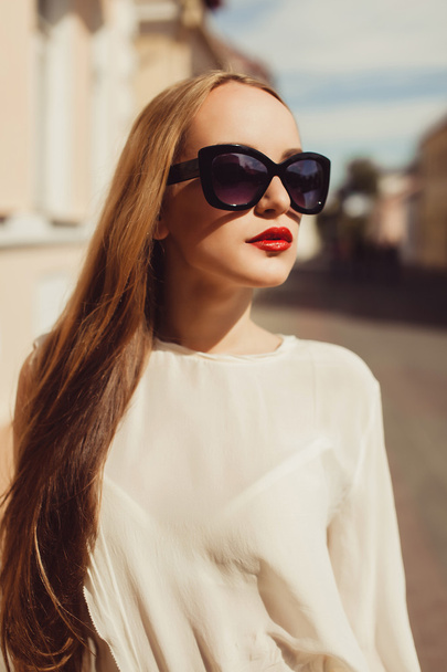 menina loira em óculos de sol
 - Foto, Imagem