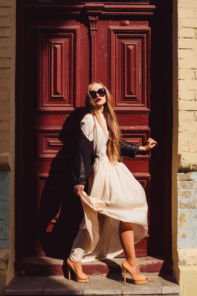 Chica rubia en gafas de sol
 - Foto, Imagen