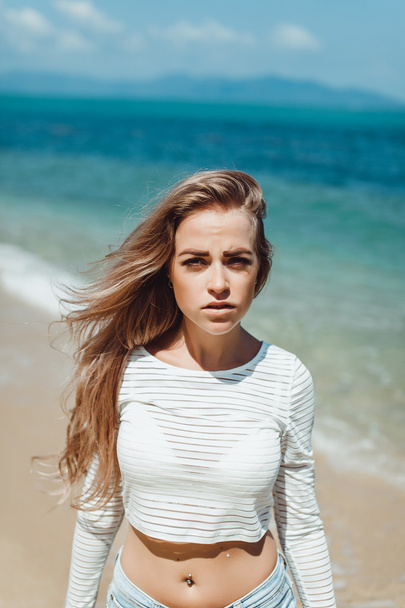 Красивая девушка позирует на пляже
 - Фото, изображение